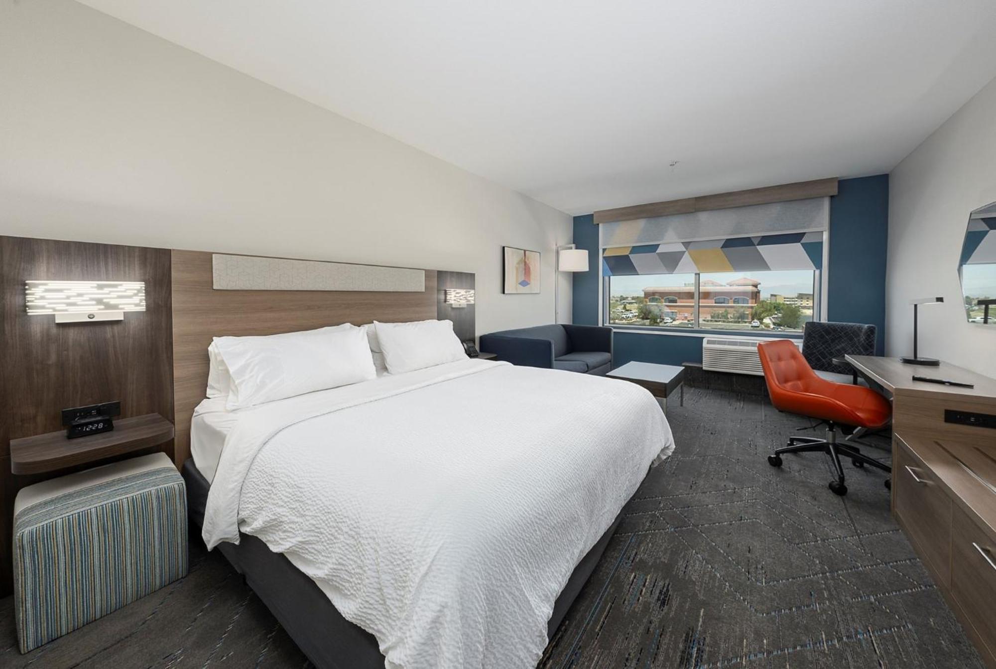 Holiday Inn Express & Suites Ridgecrest - China Lake By Ihg Exterior photo
