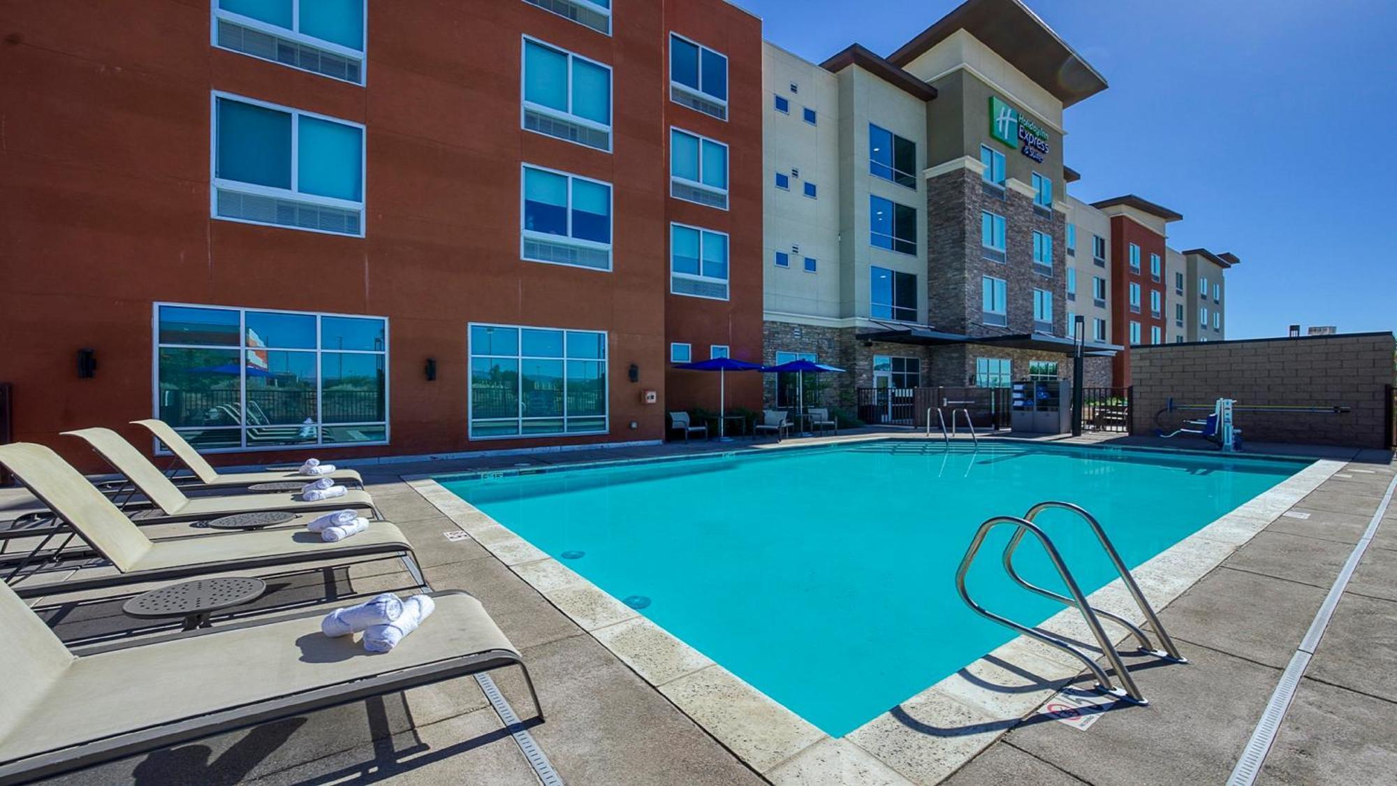 Holiday Inn Express & Suites Ridgecrest - China Lake By Ihg Exterior photo