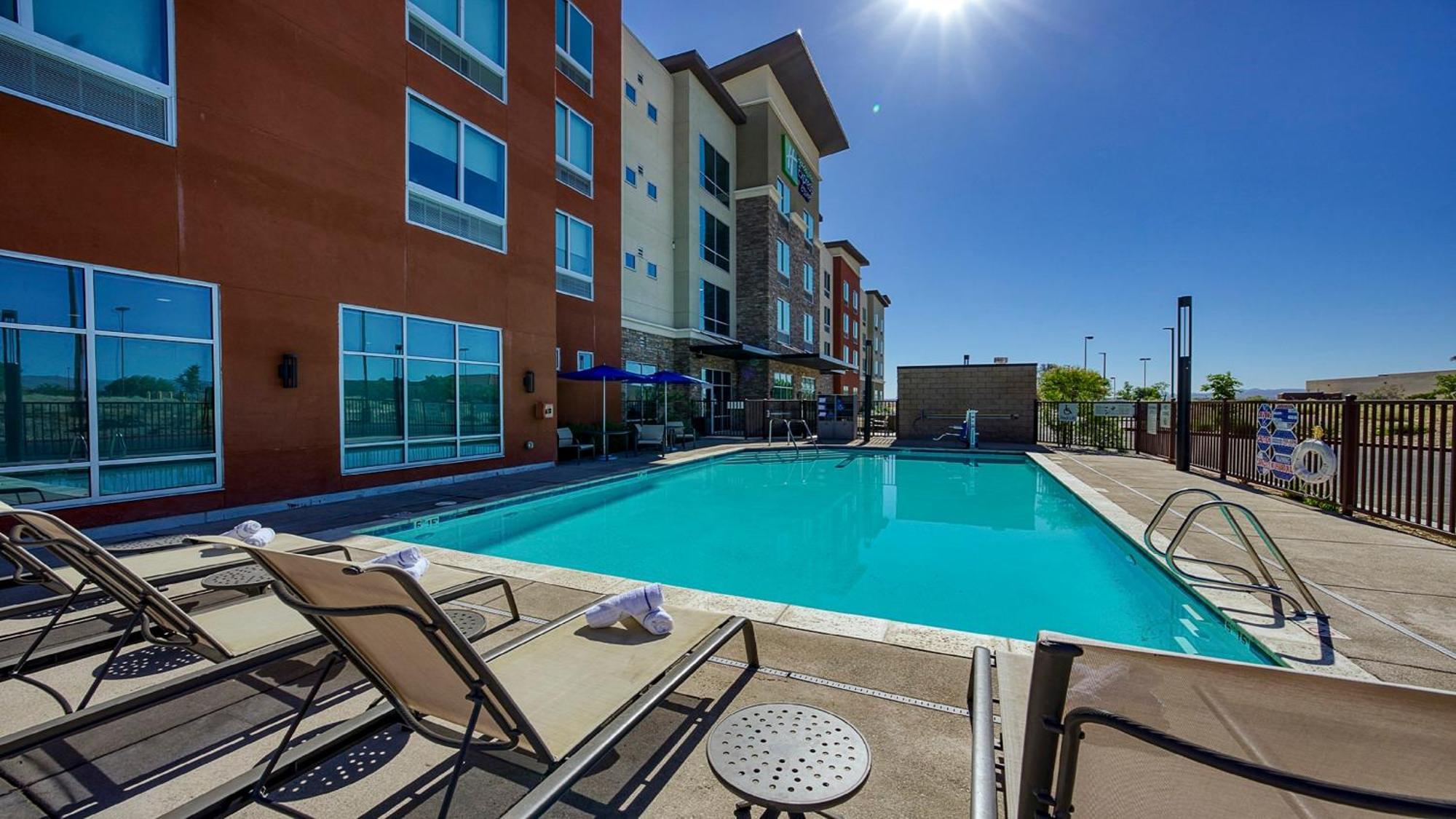 Holiday Inn Express & Suites Ridgecrest - China Lake By Ihg Exterior photo